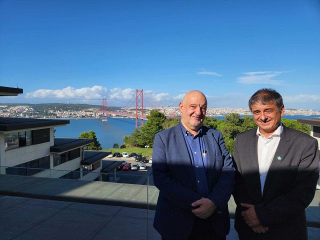 O secretário-geral do Eixo Atlântico, Xoán Vázquez Mao, reúne-se em Lisboa com o Vice-presidente de Infraestruturas de Portugal, Carlos Fernandes, para conhecer o estado do desenvolvimento da linha ferroviária Ferrol-Lisboa, no contexto da próxima Cimeira