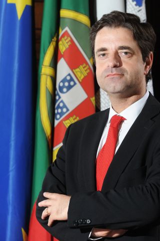 Agir local, fingir global