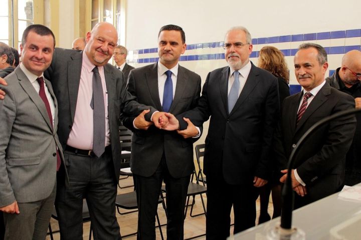 El ministro portugués de Infraestructuras preside la firma de los primeros contratos de mejora de la línea del Minho
