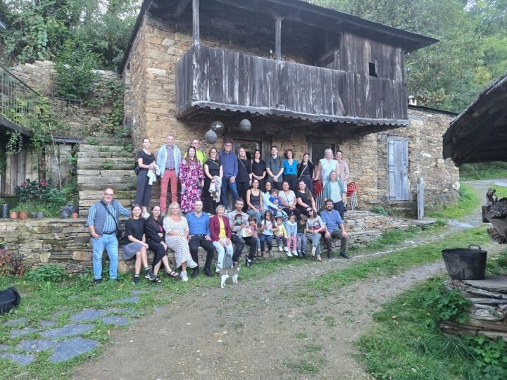 Expertos de siete países europeos visitan en Navia de Suarna el proyecto de repoblación rural impulsado por Óliver Laxe