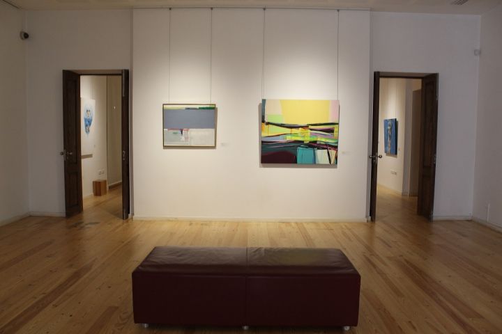 Santa Maria da Feria acoge la exposición Retrospectiva de la Bienal de Pintura del Eixo Atlántico