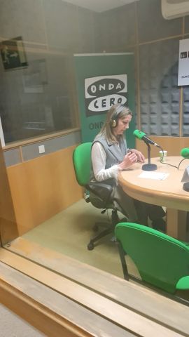 A Presidente do Eixo Atlântico, Lara Méndez, debate sobre política urbana na Onda Cero