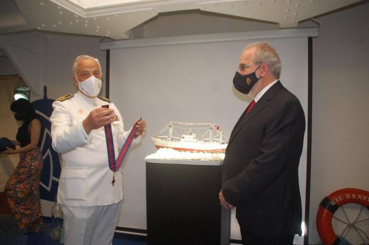 José Maria Costa condecorado coa Medalla da Cruz de São Jorge