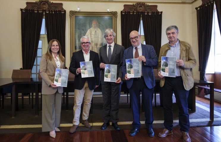 El Eixo Atlántico propone un plan de descarbonización y sugiere la aplicación del principio del contaminador-pagador en los residuos urbanos